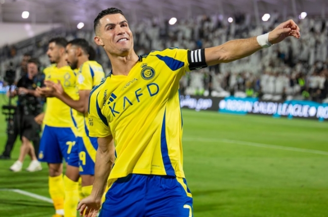 رونالدو البالغ من العمر 40 عاما هو هداف الدوري السعودي للمحترفين ، بنزيمة هو الثاني
