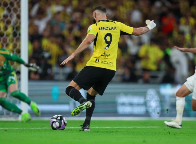 ساعدت ثنائية بنزيمة الاتحاد على الفوز على القادسية في نهائي كأس الملك