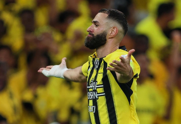 مهاجم ريال مدريد السابق بنزيمة والممثلة لينا كودري سيتزوجان في كورسيكا ، التاريخ معروف-آر إم سي