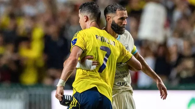 بنزيما يثير الجدل بمنشور بعد إقصاء رونالدو من كأس الملك
